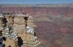 Turistas se aglomeram em um dos mirantes do Grand Canyon, no Arizona, nos Estados Unidos